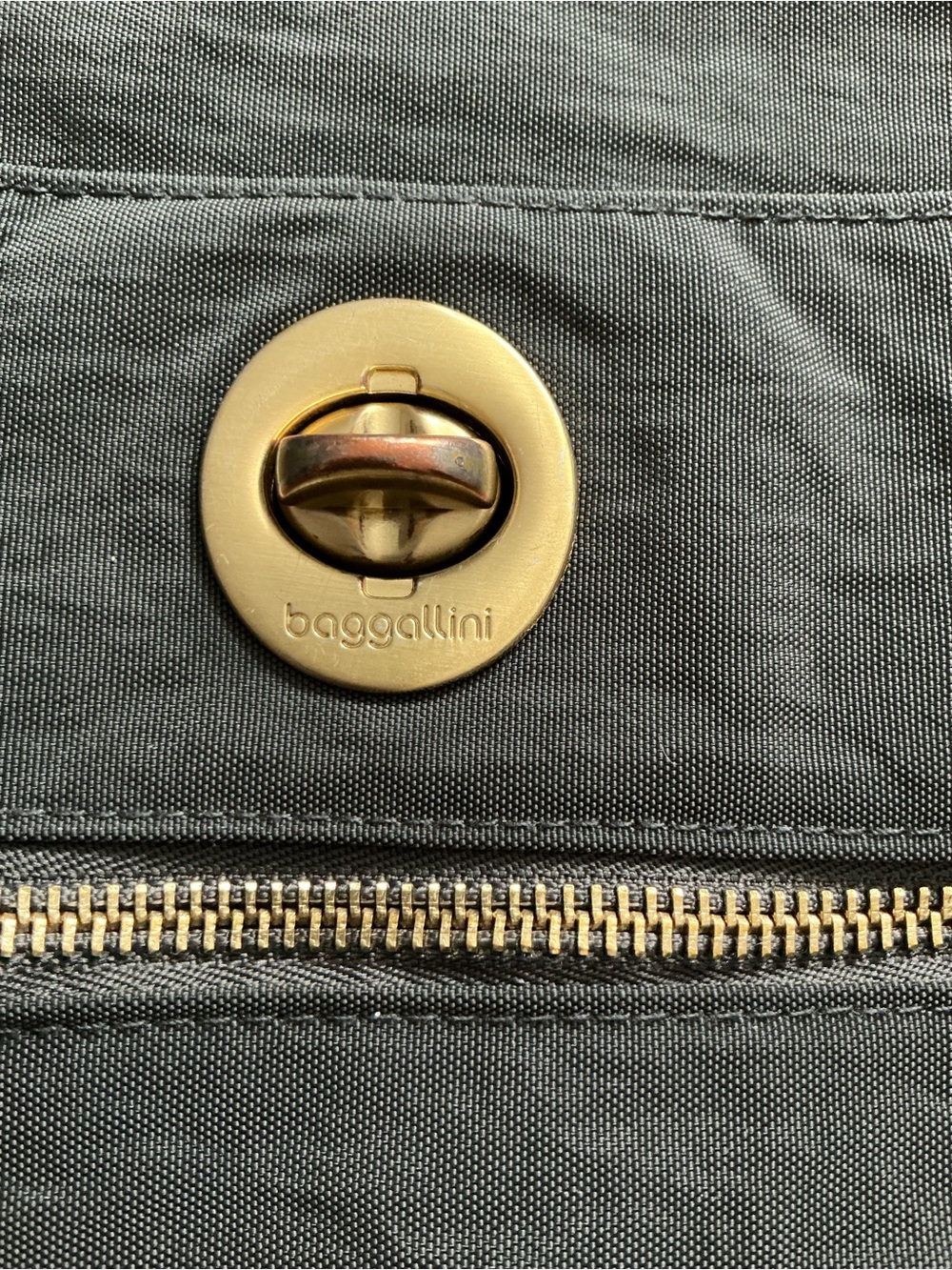 Spacious Crossbody Bag with Gold Hardware 🌟🌟 - Picture 9 of 11